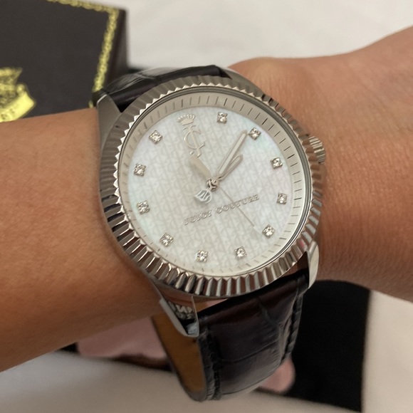 Pearl display with black leather straps - Picture 3 of 3